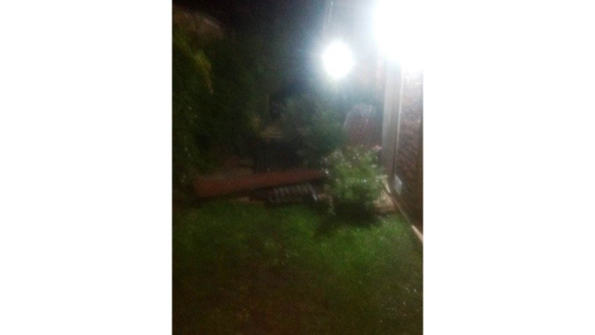Las chapas que volaron hasta su patio